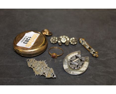 A 9ct gold and cabochon bloodstone ring size T/U, a white metal horse shoe and harp patterned brooch, three other decorative 