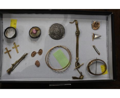 Collection of gold and yellow metal jewellery, yellow metal brooch in the form of a Muscat, single 9 ct gold cufflink, two 9 