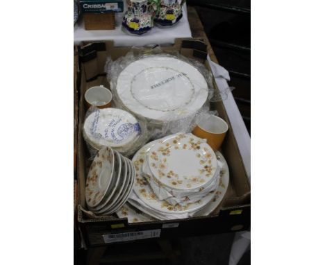 10 Royal Worcester Gold Chantilly pattern dinner plates and bowls and a Royal Doulton Sundance pattern part tea service