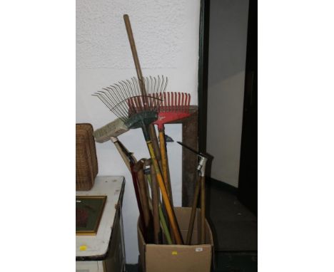 A box of garden tools to include rakes, brush, spade and wooden fire kerb (A0471)