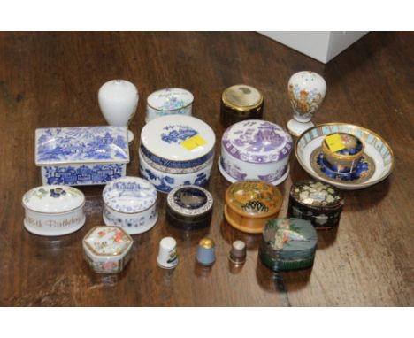 Box of pill boxes and trinket boxes etc