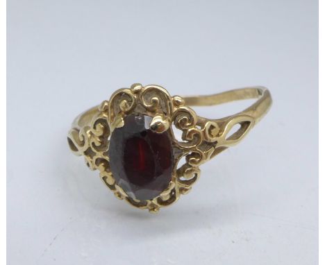 A 9ct gold and garnet ring, 1.3g, M