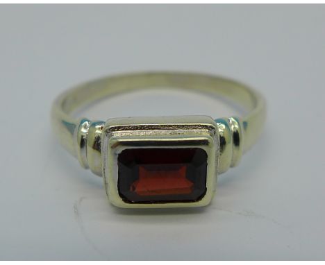 A 9ct white gold and garnet ring, 3.4g, R