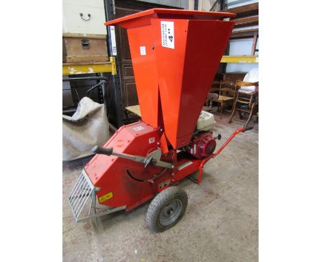 Camon Caravaggi Tracmaster chipper model b10 150 - 2016, with Honda GX390 engine, max shredding capability 4 inches, (hardly 