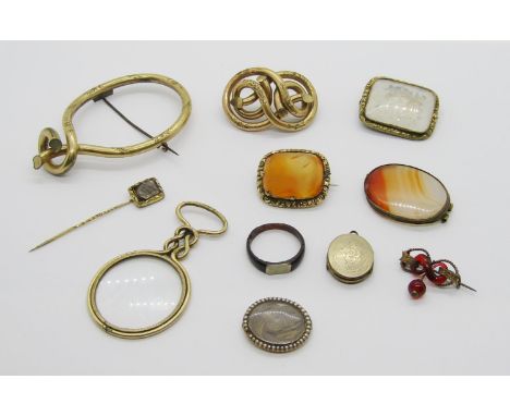 Mixed collection of antique gilt / yellow metal jewellery to include a mourning brooch containing plaited hair within seed pe