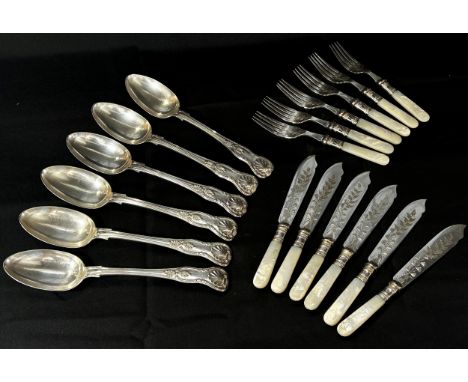 A selection of silver plated ware, including six Elkington &amp; Co King’s pattern serving spoons, a cased set of six grapefr