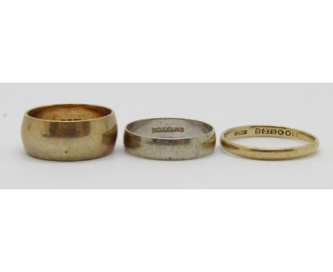 Three 9ct wedding rings to include a white gold example, sizes J, K/L &amp; M, 6.2g total 
