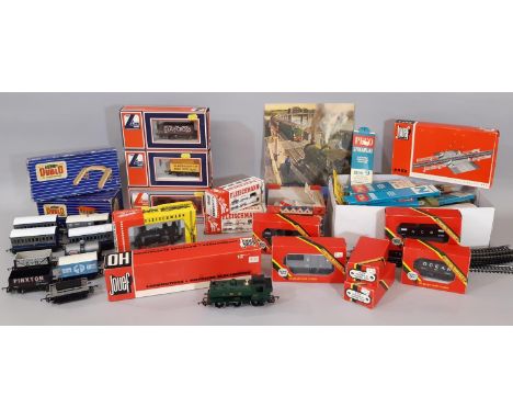 Mixed collection of 00 and HO gauge railway models comprising a boxed 2-8-0 SNCF locomotive and tender 8282 by Jouef, a boxed