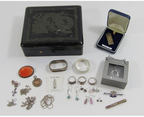 Small collection of vintage silver jewellery to include a 1980s ingot pendant, a 1990s engine turned tie slide, 1970s carneli