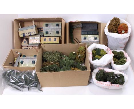 Large quantity of Bachmann trees unboxed, mixed colours and heights, (NM) – 9 x 8” deciduous; 12 x 4” deciduous; 25 x 4”/6” c