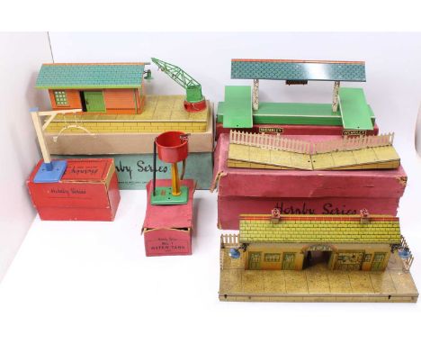 Pre-war Hornby buildings: 1939-41 No.4E ‘Wembley’ station, buff building, speckled platforms with square top arch over bookin