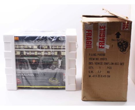 R1073 Hornby boxed set ‘Venice Simplon-Orient-Express British Pullman comprising ‘Clan Line’ Merchant Navy class 4-6-2 loco &