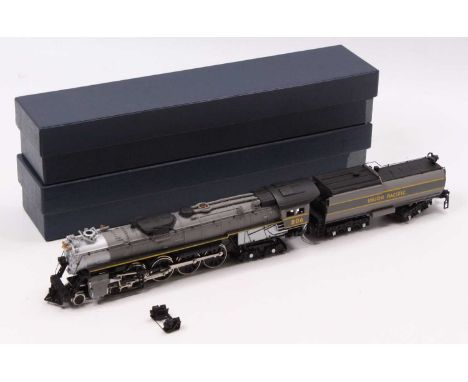 Bachmann HO Overland 4-8-4 loco with Vanderbilt tender &amp; smoke, grey lined yellow, ‘806’ on cab-side, ‘Union Pacific’ on 