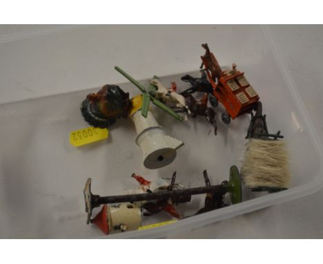 A tray of metal farming and hunting figures 