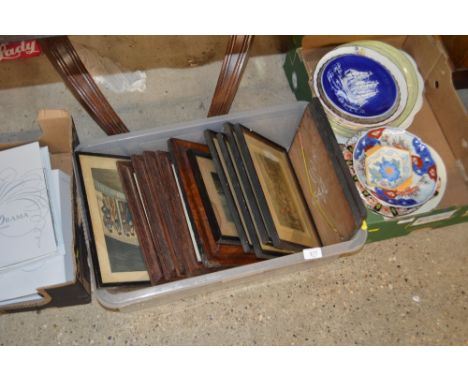 A box containing hunting and sporting related prints 