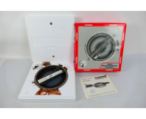 Fleischmann - A boxed Fleischmann 9152C Turntable, with individual electrically switchable track exits. Item appears Mint in 