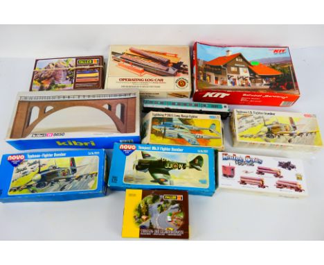 Bachmann - Faller - Kibri - Fleischmann - An unboxed HO gauge DB Commuter Driver Trailer # EC0066, 4 x boxed trackside buildi