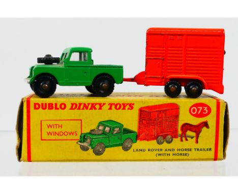 Dinky Dublo - A boxed Dinky Dublo #073 Land Rover & Horse Trailer (with horse). There's some small chips the the front end of