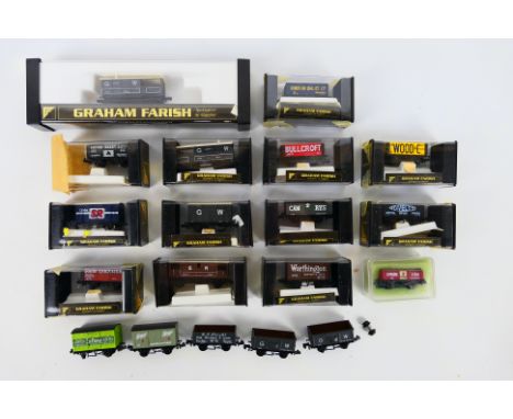 Graham Farish - A collection of predominately boxed Graham Farish N gauge wagons. Lot includes 7 plank wagon 'Cam Rys'; Twin 