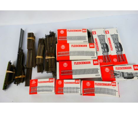 Fleischmann - Roco - A collection of HO gauge track sections, some still boxed and unused, and some used. Includes boxed r/h 