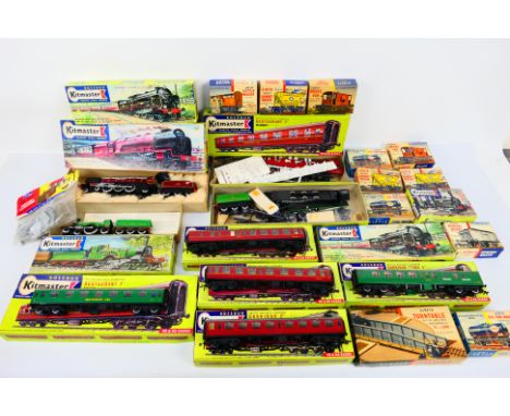 Airfix - Kitmaster - Over 20 boxed / bagged OO gauge locomotive and rolling stock plastic model kits. Lot includes Airfix BR 