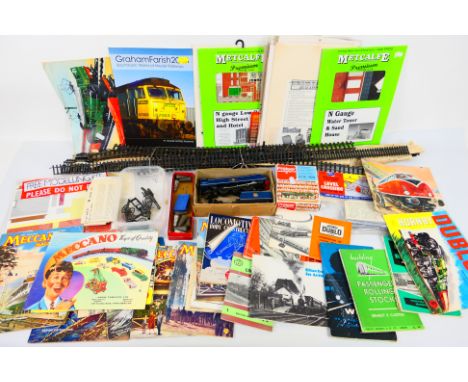 Hornby Dublo - Preiser - Meccano - Peco - Other - A mixed lot of OO and N gauge items and railway ephemera. Lot includes a pl