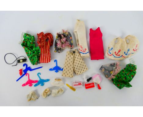 Palitoy - Others - A quantity of loose dolls clothing and accessories. The clothes which are assumed to be compatible for 'Pi