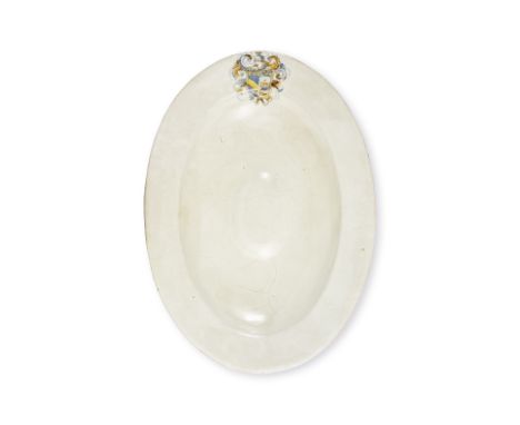 Grand plat oval ou bassin armorié en majolique Bianco di Faenza, fin du XVIe siècle/début du XVIIe siècleA large Bianco di Fa