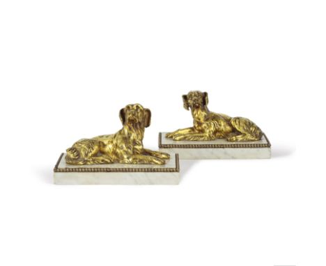 Paire de presse papiers néoclassiques en bronze doré et marbre blanc veiné, XIXe siècleA pair of neoclassical ormolu and grey
