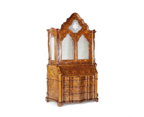 Important meuble à deux corps Italien en noyer, ronce de noyer et filets de bois fruitier, miroir gravé à armoiries, ouvrant 