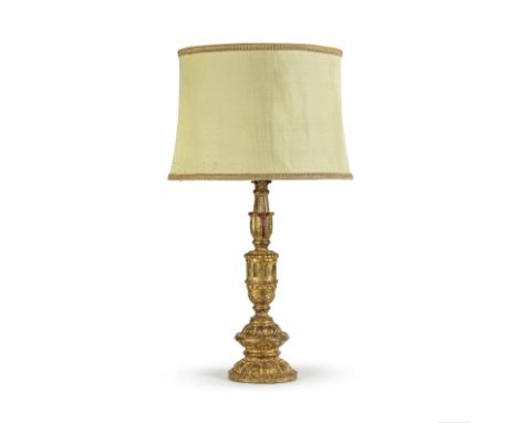 Pied de lampe Italien en bois sculpté et doré, XIXe siècleAn Italian carved and giltwood table lamp, 19th centuryThe foliate 