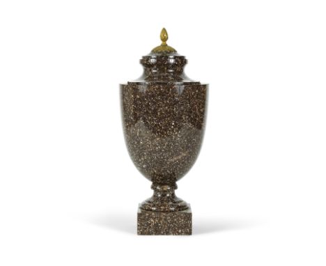 Vase Suédois Neoclassique en porphyre (de type Loka Risbergs), fin XVIIIe siècleA Swedish Neoclassical porphyry (Loka Risberg