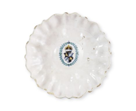 Plat sur pied armorié (crespina) en Bianco de Faenza, fin du XVIe siècleA Bianco di Faenza maiolica armorial footed dish (cre