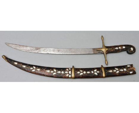 Osmanischer Säbel mit Scheide, Türkei, 20. Jh.Gekrümmte Klinge nicht alt, rein dekorativ, gravierte Kalligraphie und Rankenor