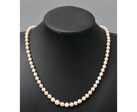 Perlenkette, um 1910/ 20Strang cremefarbener Perlen im Verlauf, geknotet, D. 6-9 mm, Art déco-Schließe Silber (?), besetzt mi