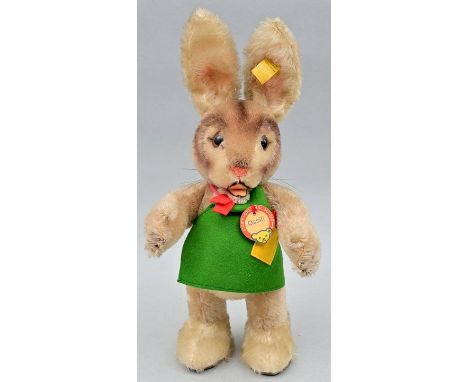 Steiff Hase "Ossili", 60er JahreMohair, Wolle, Baumwolle. Hase Ossili mit originaler Gärtnerschürze, Originalknopf mit Fahne 