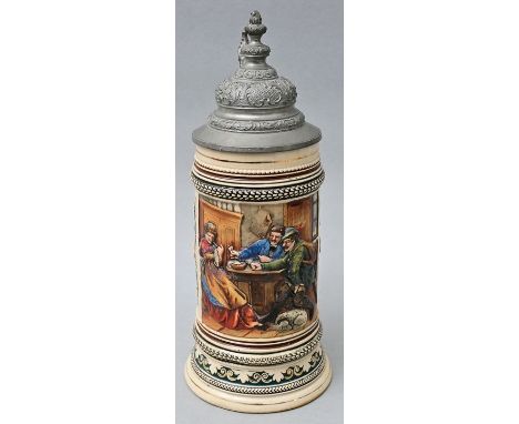 Humpen, deutsch, um 1880Feinsteinzeug, formgepresst, polychrom bemalt. Schauseite mit reliefierter Wirtshausszene, Trinkspruc
