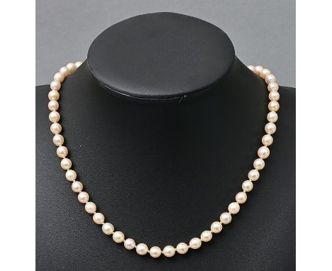 Perlenkette, 20. Jh.Strang Perlen mit creme-rosé-grünlichem Lüster, strahlender Glanz, geknotet, D. 7,5 mm, auffällige große 