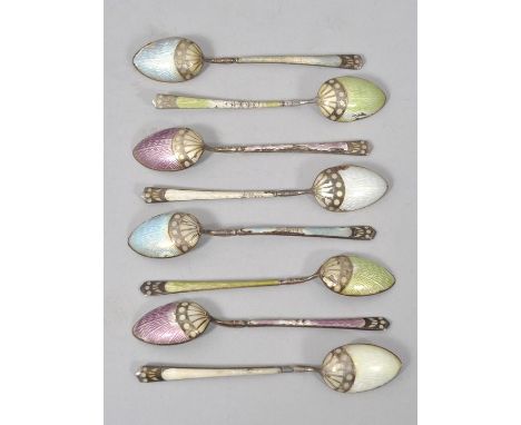 Acht Jugendstil- Mokkalöffel, um 1910Silber 930, Guilloche-Emaille in Pastellfarben grün, violett, hellblau, weiß. Erhaltungs