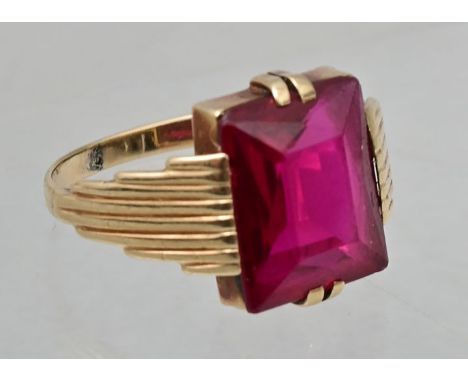 Ring mit rotem Schmuckstein, 20. Jh.Fassung 14 k Gold, Schaustück roter Spinell (synthese) im Scherenschliff, 11,7 x 9,5 mm, 