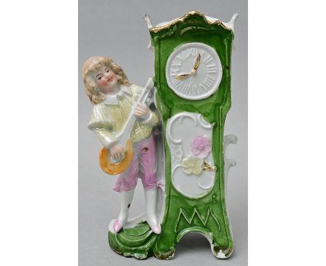 Figurenvase, deutsch, um 1910Renaissance-Kavallier mit Laute an Standuhr. Porzellan, Lüsterglasur.  Min. Chip am Fuß. H. 13,5