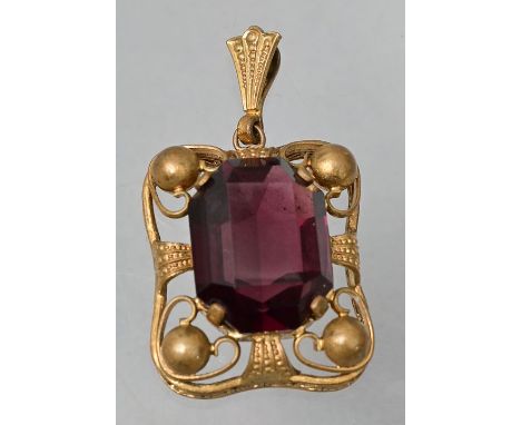 Anhänger mit Amethyst, 1. H. 20. Jh.Filigran gearbeitete Fassung, besetzt mit Amethyst in Smaragdschliff, 16,5 x 13 mm, 24 x 
