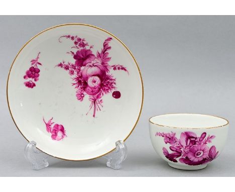 Koppchen mit Unterschale, Meissen, 1774-1814 (Marcolini).Porzellan, Marcolini-Blumenmalerei in Purpur, Goldrand. Untertasse m