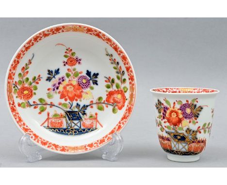 Tasse mit Untertasse, Meissen, um 1730.Porzellan. Glockenbecherform, C-förmiger Henkel mit Reliefblatt belegt. Tischchenmuste