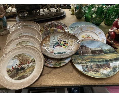 A QUANTITY OF CABINET AND WALL PLATES TO INCLUDE ROYAL DOULTON 'THE BALLOON SELLER', HUNTING SCENES, BIRDS, ETC 