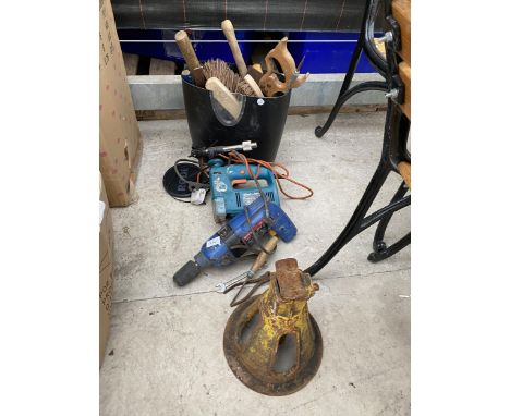 AN ASSORTMENT OF TOOLS TO INCLUDE AN ELECTRIC DRILL, A JIGSAW AND AN AXEL STAND ETC 