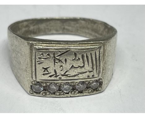 A SILVER ASIAN RING WITH A PRESENTATION BOX 