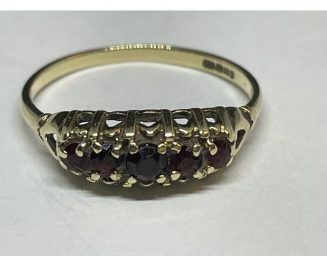 A 9 CARAT GOLD RING WITH FIVE RED IN LINE STONES  SIZE N 