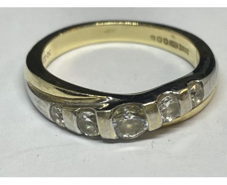 A 14 CARAT GOLD RING WITH FIVE IN LINE CUBIC ZIRCONIAS SIZE N/0 