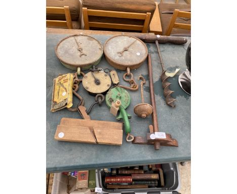 AN ASSORTMENT OF VINTAGE TOOLS TO INCLUDE SCALES, A BEAN SLICER AND A WOOD PLANE ETC 